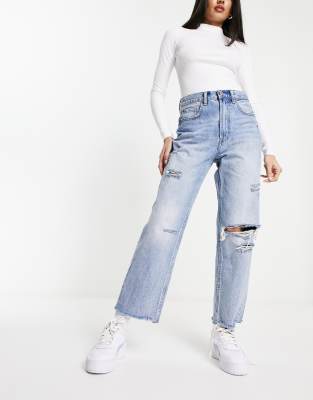 Stradivarius - Verkürzte Jeans mit geradem Bein und Zierrissen in Mittelblau