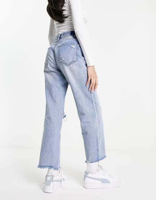 Stradivarius – Verkürzte Jeans mit geradem Bein und Zierrissen in Mittelblau , 2 von 4