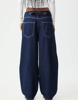 Stradivarius - Verstellbare Barrel-Fit-Jeans aus Denim in Rinse-Blau