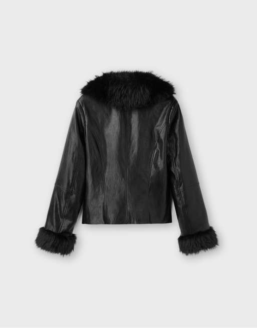 Stradivarius veste ajustée effet cuir avec col en faux-fur noir, 7 de 7