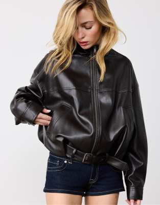 Stradivarius - Veste coupe ballon en imitation cuir avec ceinture - Marron-Brown