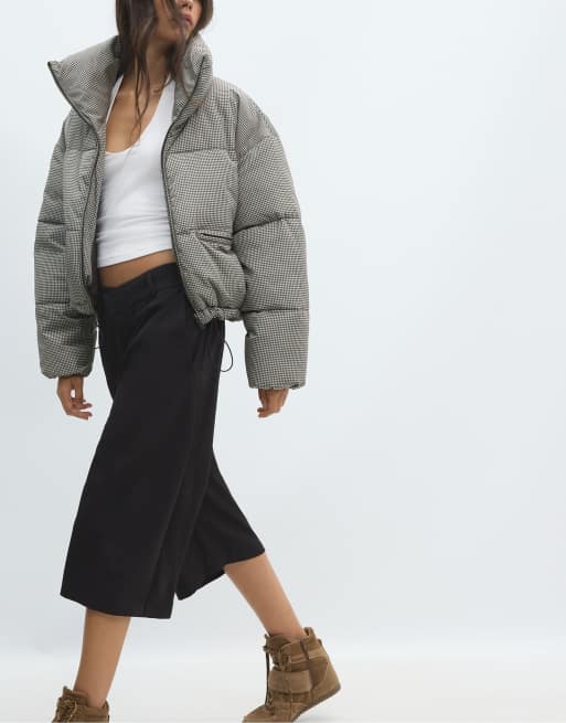 Stradivarius veste courte matelassée à col montant à carreaux beige, 5 de 7