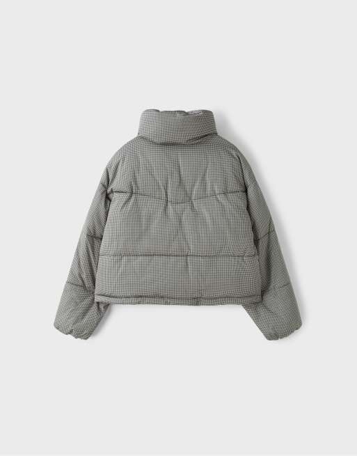Stradivarius veste courte matelassée à col montant à carreaux beige, 7 de 7