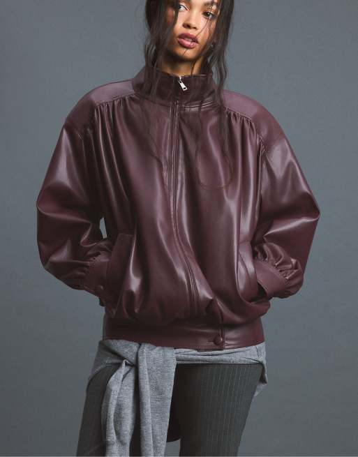 Stradivarius veste effet cuir à épaules froncées violette, 5 de 7
