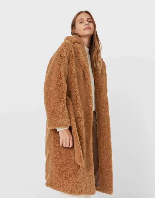 Stradivarius - Veste longue duveteuse avec ceinture - Marron
