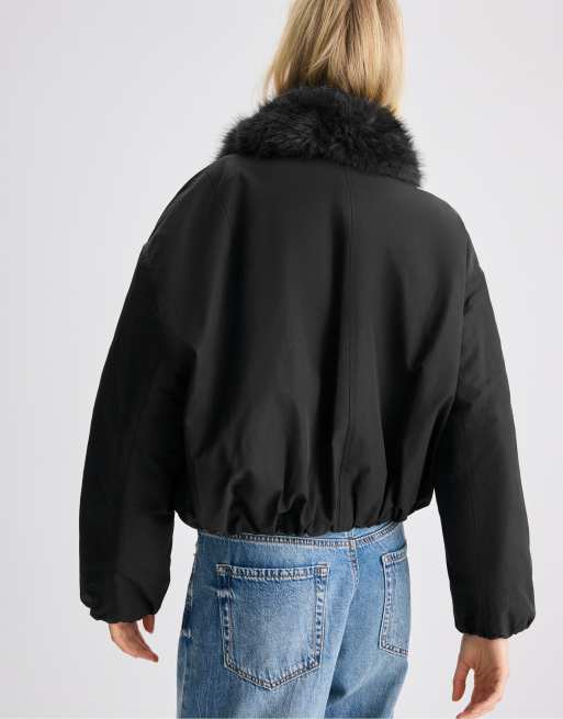 Stradivarius veste matelassée à col châle en faux-fur noire, 3 de 7