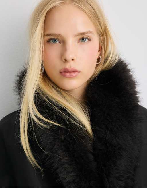 Stradivarius veste matelassée à col châle en faux-fur noire, 4 de 7