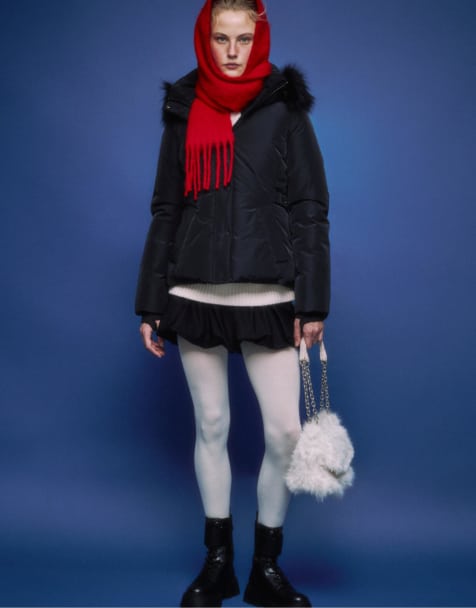 Stradivarius - Veste matelassée cintrée à capuche en fausse fourrure - Noir - view 1