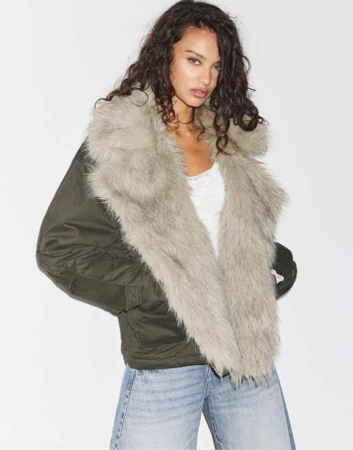 Stradivarius veste oversize matelassée effet daim avec col en faux-fur kaki, 4 de 6