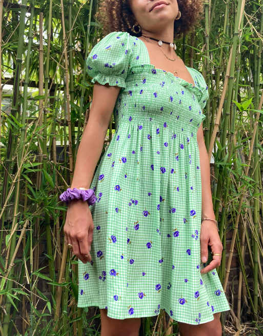 Stradivarius - Vestito corto arricciato in verde a quadretti con scollo squadrato 
