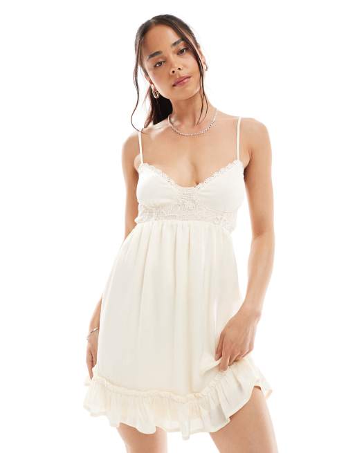 Stradivarius - Vestito corto svasato beige con dettagli in rete e volant