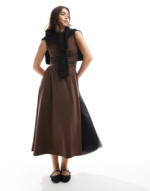 Stradivarius - Vestito midi accollato marrone con vita scesa