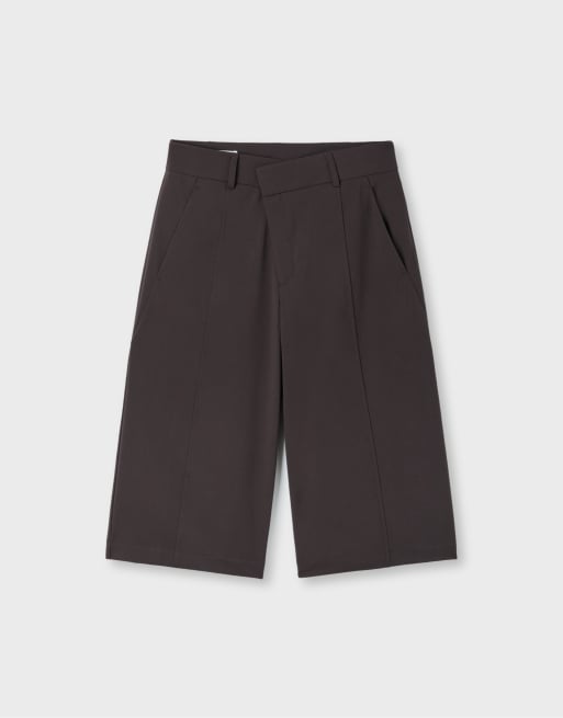 Stradivarius vida bermudashorts med korsad midja i brunt, 6 av 7
