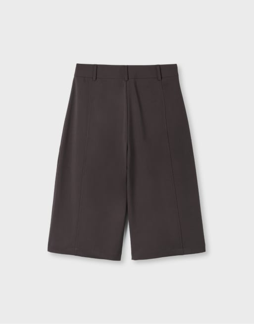 Stradivarius vida bermudashorts med korsad midja i brunt, 7 av 7