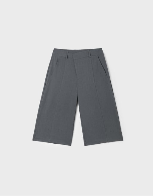 Stradivarius vida bermudashorts med korsad midja i mörkgrått, 6 av 7
