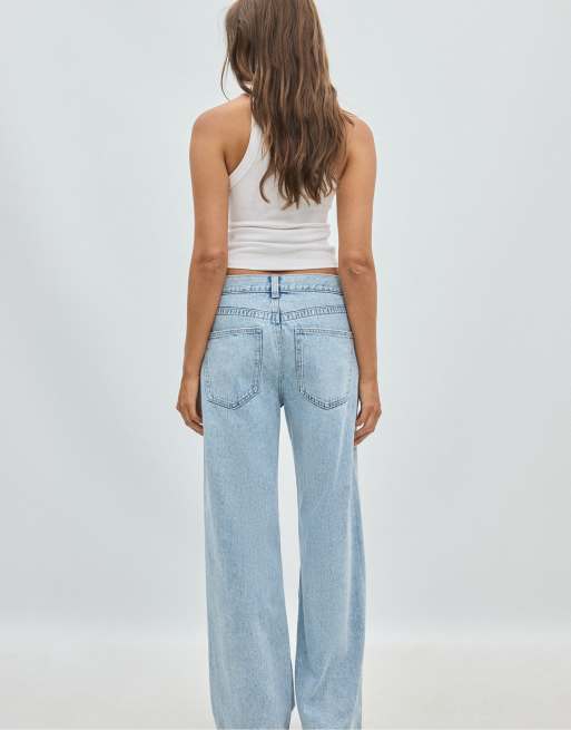 Stradivarius vida jeans med omlottmidja i mellanljus blå denim, 3 av 7