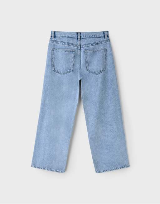 Stradivarius vida jeans med omlottmidja i mellanljus blå denim, 7 av 7