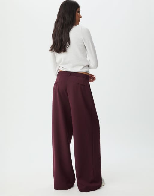 Stradivarius – Vinröda finbyxor med vida ben och veck, 3 av 4