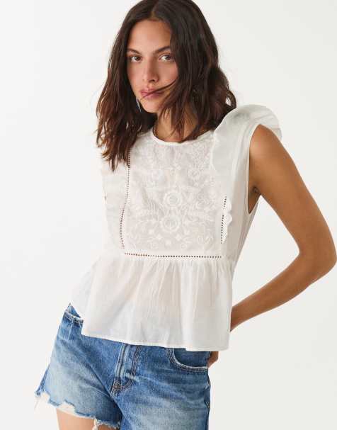 Stradivarius – Vit, broderad topp med volang - view 1