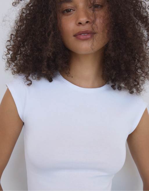Stradivarius – Vit, figurnära t-shirt med kort design, 2 av 4