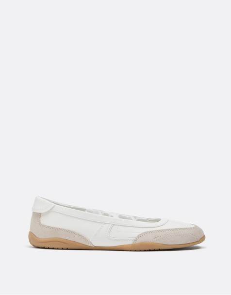 Stradivarius – Vita, sportiga ballerinaskor med rosetter - view 1