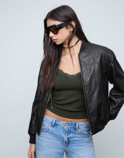 Stradivarius – Wattierte Bomberjacke in schwarzer Lederoptik - view 1