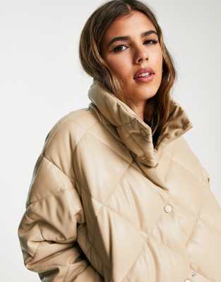 Stradivarius - Wattierte Jacke aus Kunstleder in Beige-Weiß