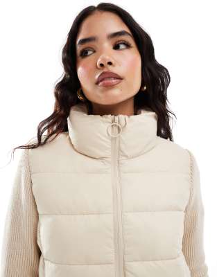 Stradivarius - Wattierte Jacke in Beige mit Ärmeln aus Strick-Neutral