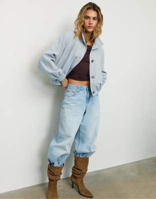 Stradivarius - Wattierte Jacke in Blau mit hohem Kragen-Brown