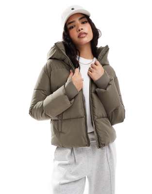 Stradivarius - Wattierte Jacke in Khaki mit Kapuze-Grün