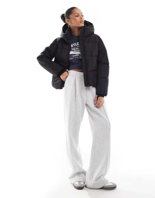 Stradivarius – Wattierte Jacke in Schwarz mit Kapuze