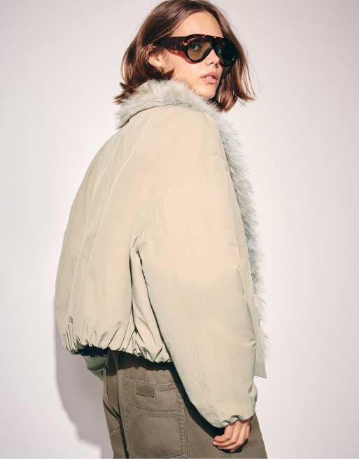Stradivarius wattierte Jacke mit Schalkragen in Beige, 2 von 7