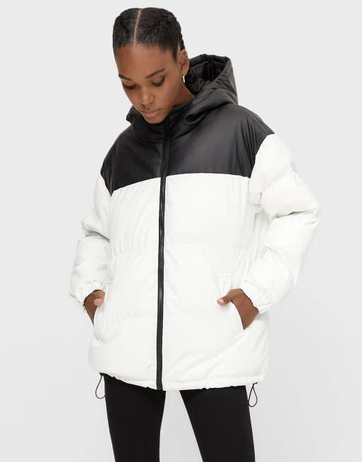 Stradivarius – Wattierte Pufferjacke in Weiß mit Farbblockdesign