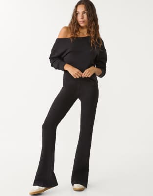 Stradivarius – Weiche, ausgestellte Hose in Schwarz - view 1