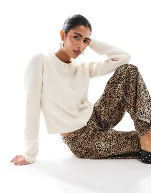 Stradivarius – Weiche, figurbetonte Strickjacke in Ecru