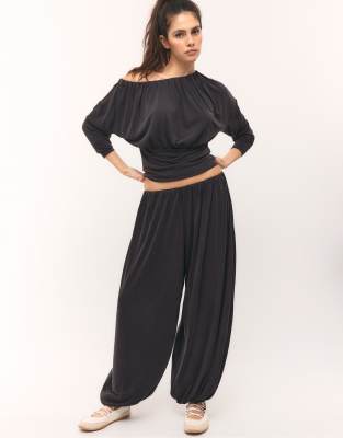 Stradivarius - Weiche, fließende Ballonhose in Dunkelgrau