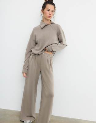 Stradivarius - Weiche Hose in Beige mit Abnähern-Neutral