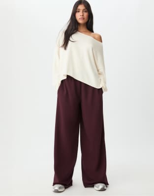 Stradivarius - Weiche Hose in Burgunderrot mit weitem Bein und Borte