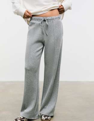 Stradivarius - Weiche Hose in meliertem Grau mit weitem Bein und Ziernaht