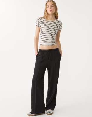 Stradivarius - Weiche Hose in Schwarz mit weitem Bein und Ziernaht
