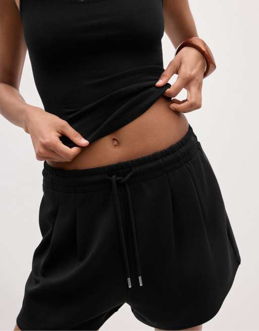 Stradivarius – Weiche Shorts in Schwarz mit Abnähern, 4 von 4