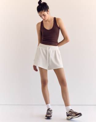 Stradivarius - Weiche Shorts in Weiß mit Ziernaht