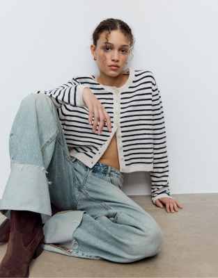 Stradivarius - Weiche Strickjacke in Marineblau mit Knopfleisten