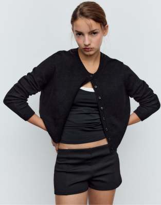 Stradivarius - Weiche Strickjacke in Schwarz mit Knopfleiste
