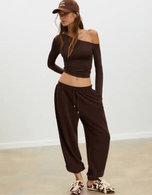 Stradivarius - Weiche, weite Jogginghose in Braun-Brown