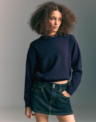 Stradivarius - Weicher Basic-Strickpullover in Marineblau