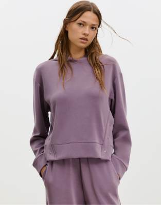 Stradivarius - Weicher Kapuzenpullover in Lila mit Knöpfen