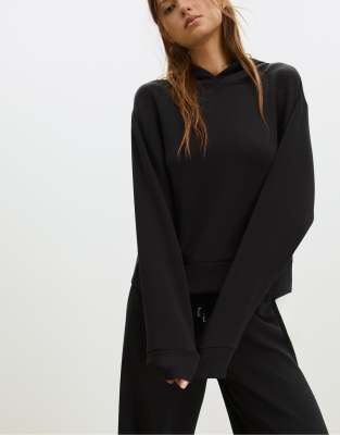 Stradivarius - Weicher Kapuzenpullover in Schwarz mit Knöpfen