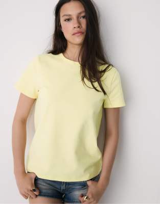 Stradivarius - Weiches Basic-T-Shirt im Regular Fit in Pastellgelb