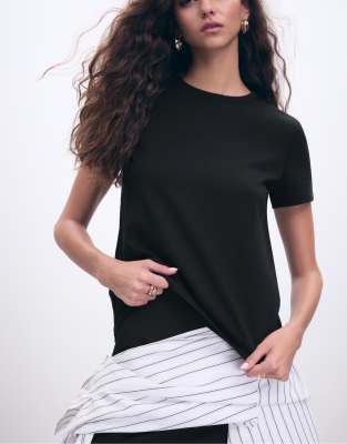 Stradivarius - Weiches Basic-T-Shirt im Regular Fit in Schwarz